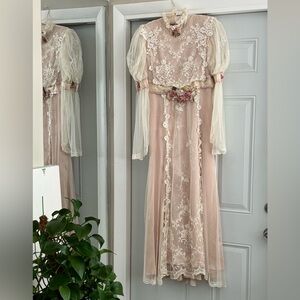 Susan Lane's Country Elegance Vintage Wedding Dress Size 12 Lace and light pink.